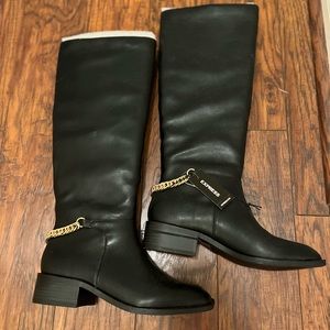 Express NWT boots with Gold chain